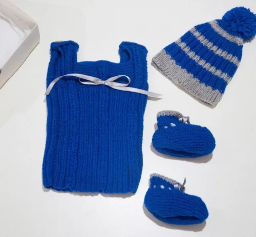 Alternative view of Ajuar de Nacimiento Tejido a Mano - Conjunto Azul Francia y Gris