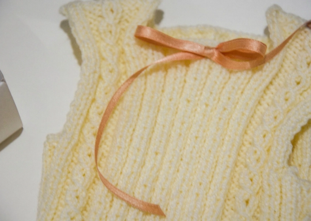 Ajuar de Bebé Tejido a Mano - Conjunto Beige y Tostado - Imagen 3