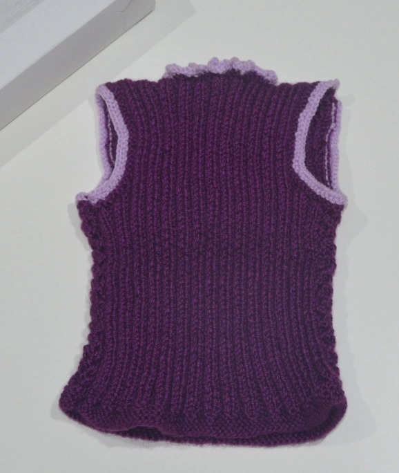 Chaleco de Bebé Tejido a Mano - Violeta Ciruela con Detalles Lila (1 a 3 Meses) - Imagen 4