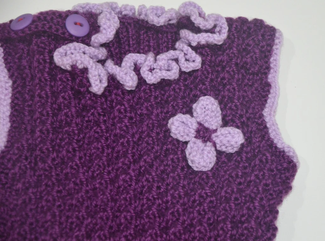 Chaleco de Bebé Tejido a Mano - Violeta Ciruela con Detalles Lila (1 a 3 Meses) - Imagen 3