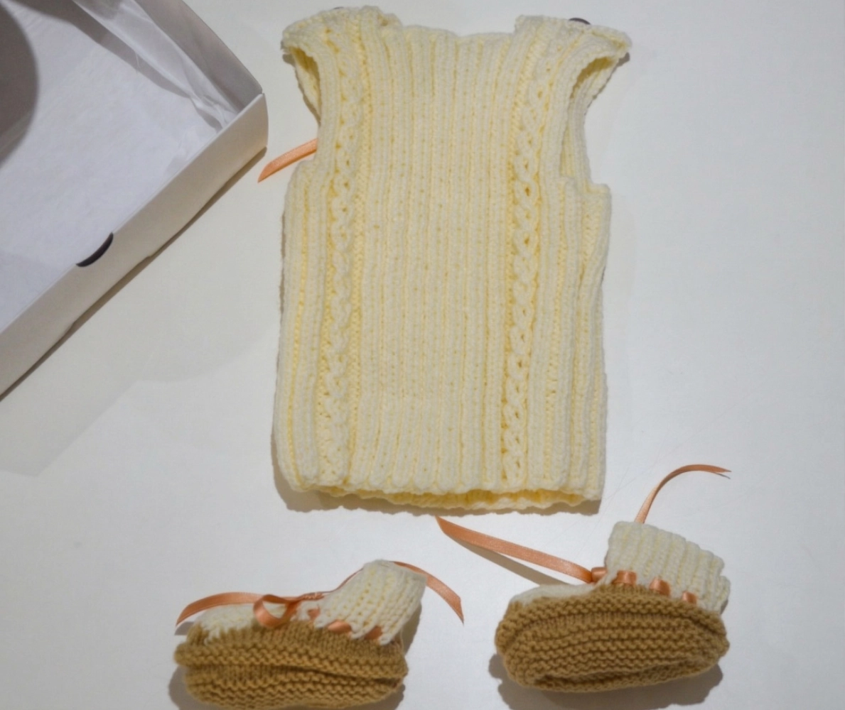 Ajuar de Bebé Tejido a Mano - Conjunto Beige y Tostado - Imagen 6