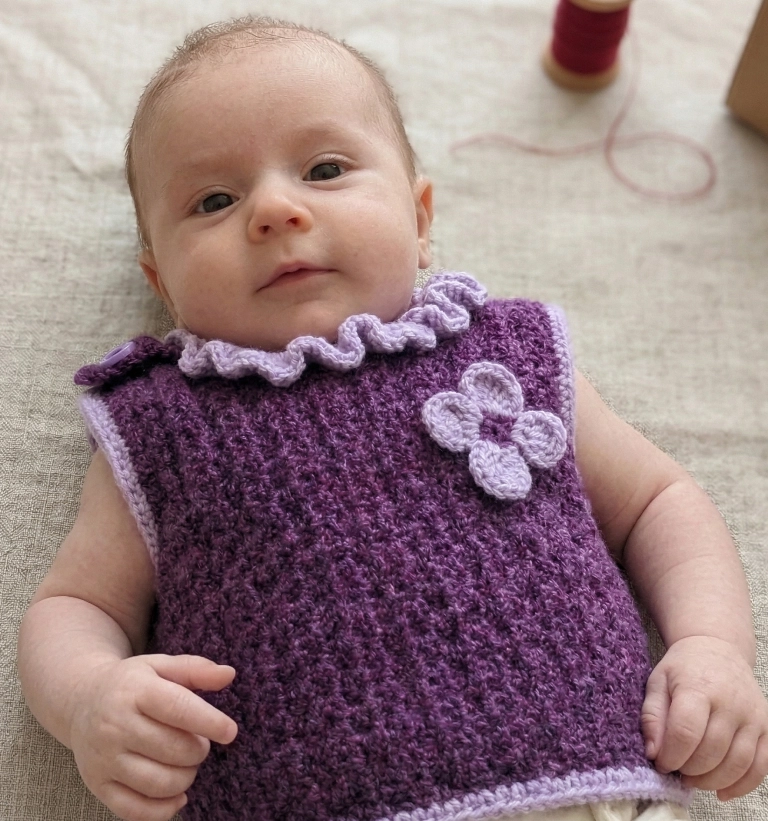 Chaleco de Bebé Tejido a Mano - Violeta Ciruela con Detalles Lila (1 a 3 Meses) - Imagen 2
