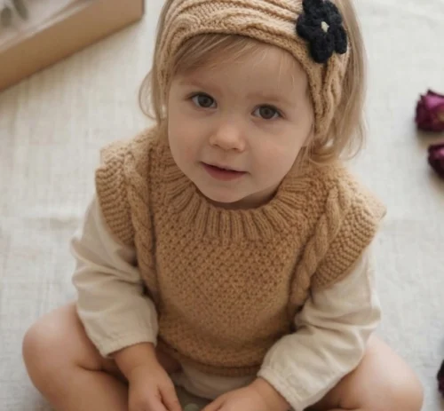 Alternative view of Set de Chaleco y Vincha Tejidos a Mano - Beige con Flor Negra (2 Años)