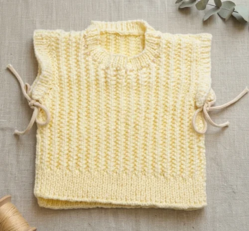 Chaleco de Bebé Tejido a Mano - Color Crema con Perlas (3 a 6 Meses)