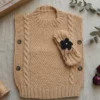 Set de Chaleco y Vincha Tejidos a Mano - Beige con Flor Negra (2 Años)