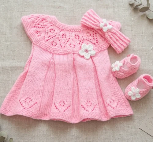 Vestido de Bebé Tejido a Mano con Flores - Set Rosa de 3 Piezas (1 a 4 Meses)