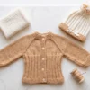 Conjunto de Bebé Tejido a Mano - Saquito Marrón y Gorrito (1 a 3 Meses)