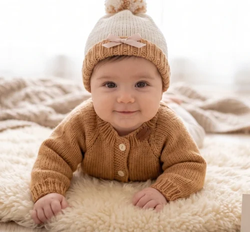 Alternative view of Conjunto de Bebé Tejido a Mano - Saquito Marrón y Gorrito (1 a 3 Meses)