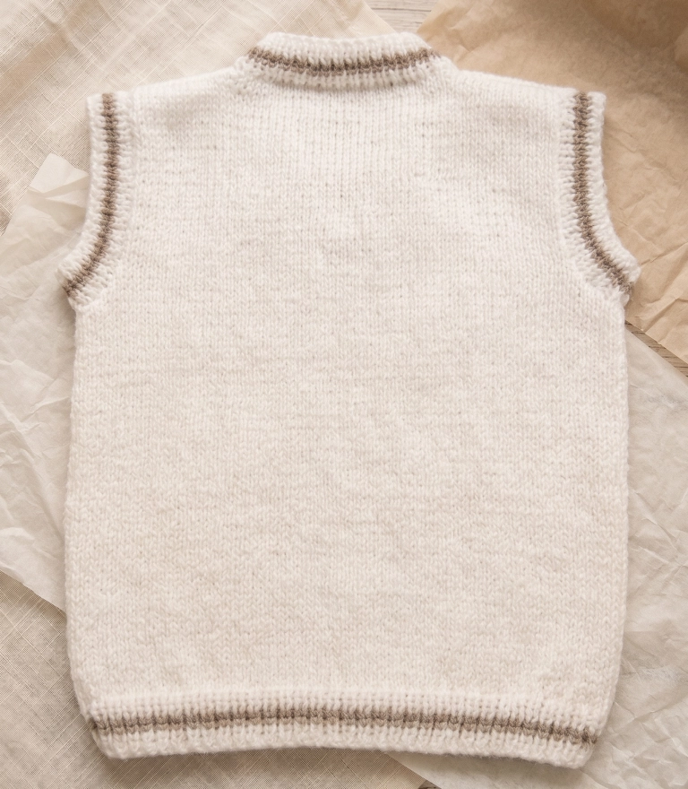 Chaleco Infantil Tejido a Mano - Diseño Blanco con Cuello en V (2 a 3 Años) - Imagen 3