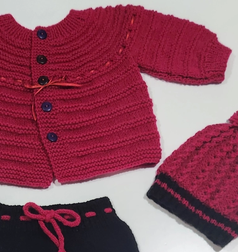 Conjunto de Bebé Tejido a Mano - Set Fucsia y Negro de 3 Piezas (3 a 6 Meses) - Imagen 3