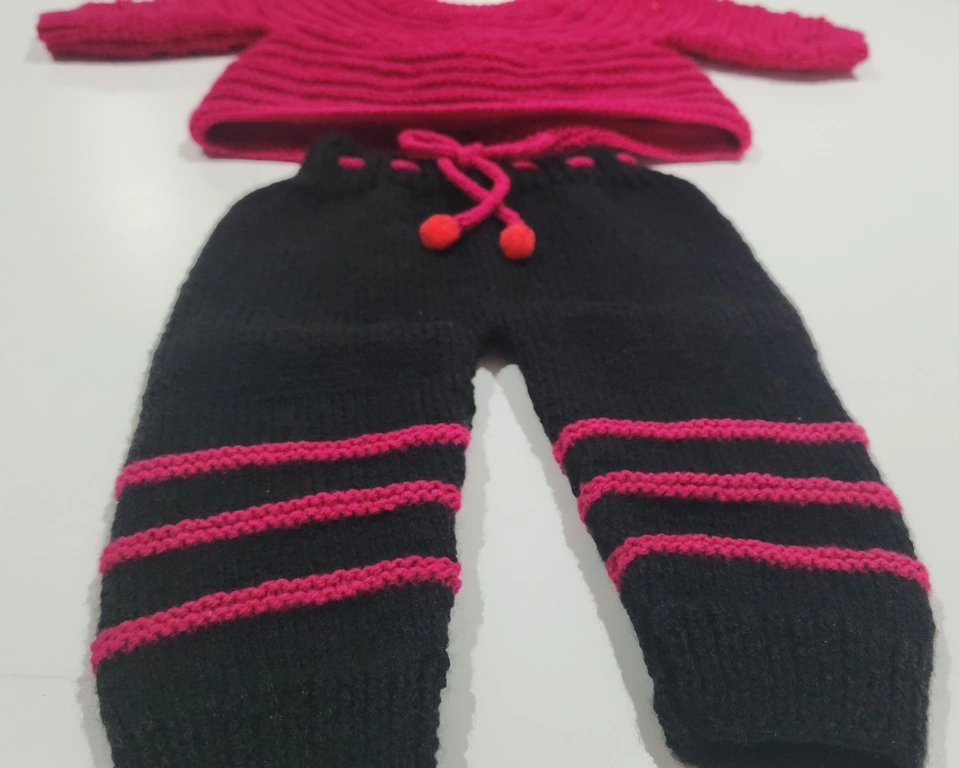 Conjunto de Bebé Tejido a Mano - Set Fucsia y Negro de 3 Piezas (3 a 6 Meses) - Imagen 5