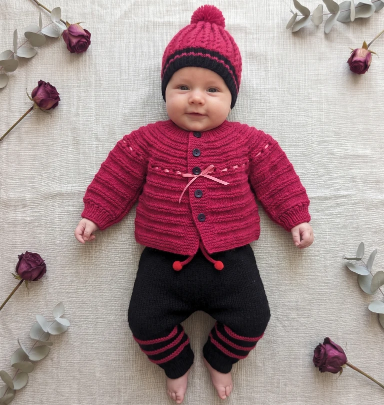 Conjunto de Bebé Tejido a Mano - Set Fucsia y Negro de 3 Piezas (3 a 6 Meses) - Imagen 2